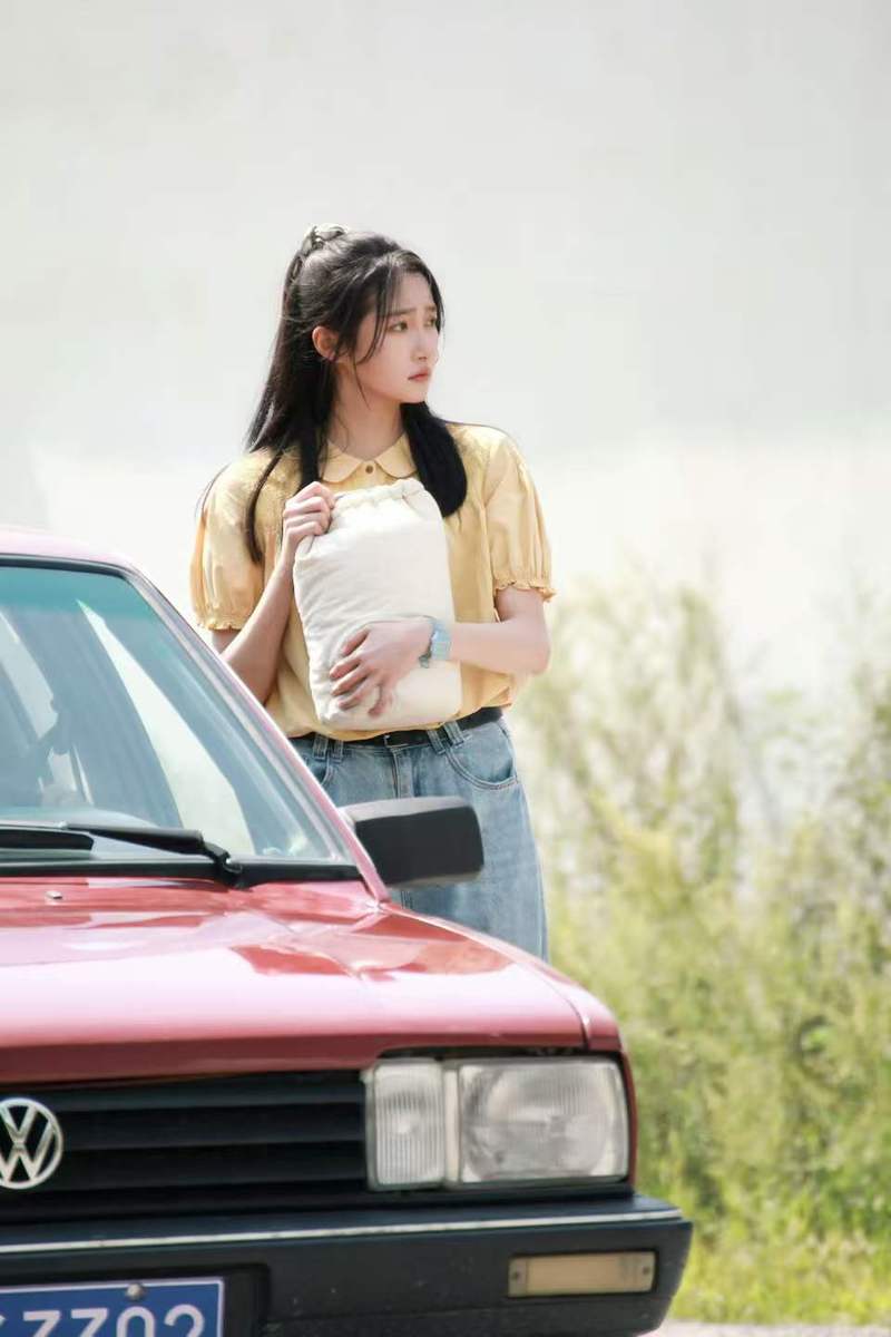 关晓彤戴发箍抱课本学生气十足 侧颜线条干净纯洁