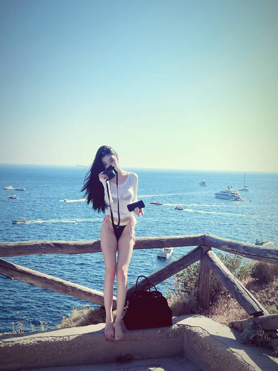 易梦玲海边穿比基尼身材火辣 披透视罩衫曲线撩人