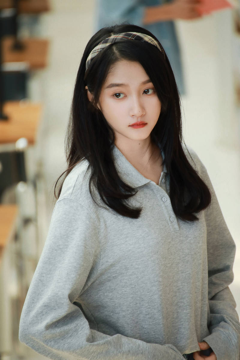 关晓彤留气质长发清纯乖巧 校园风穿搭青春亮眼