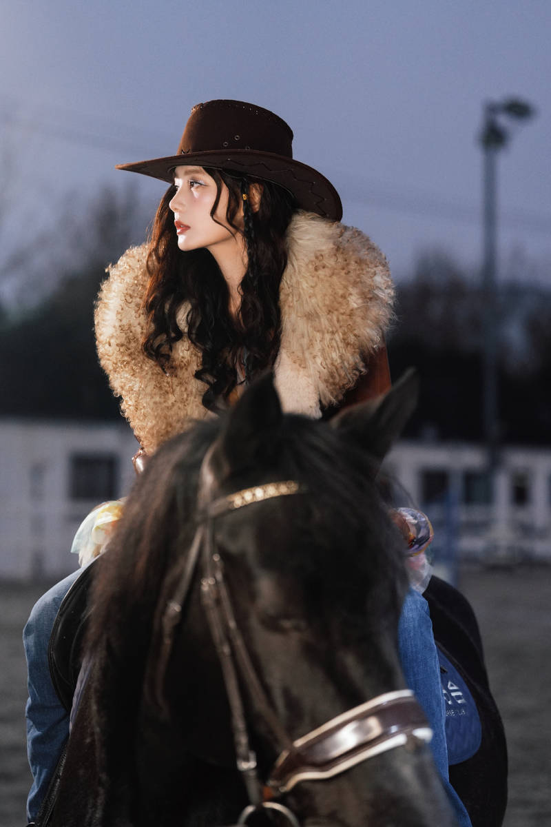 李一桐穿彩纱裙灵动复古 卷发蓬松尽显俏皮野性