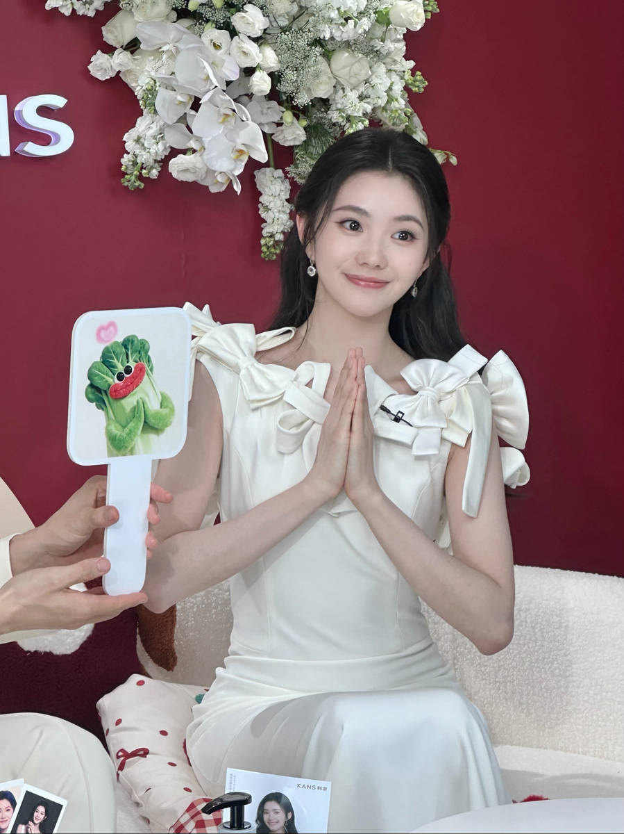 刘浩存一袭白裙身材窈窕优雅 回眸甜笑举止温柔