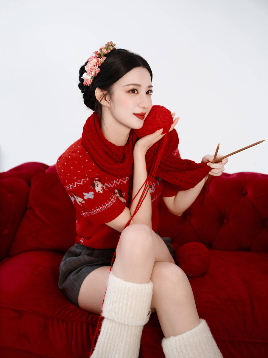 王楚然头戴玫瑰花俏丽可人 手拿烟花棒少女感满满