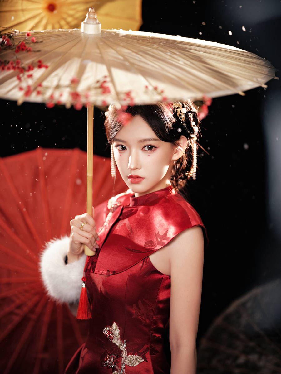 程潇穿新中式旗袍撑伞回眸 红衣耀眼气质又甜又辣