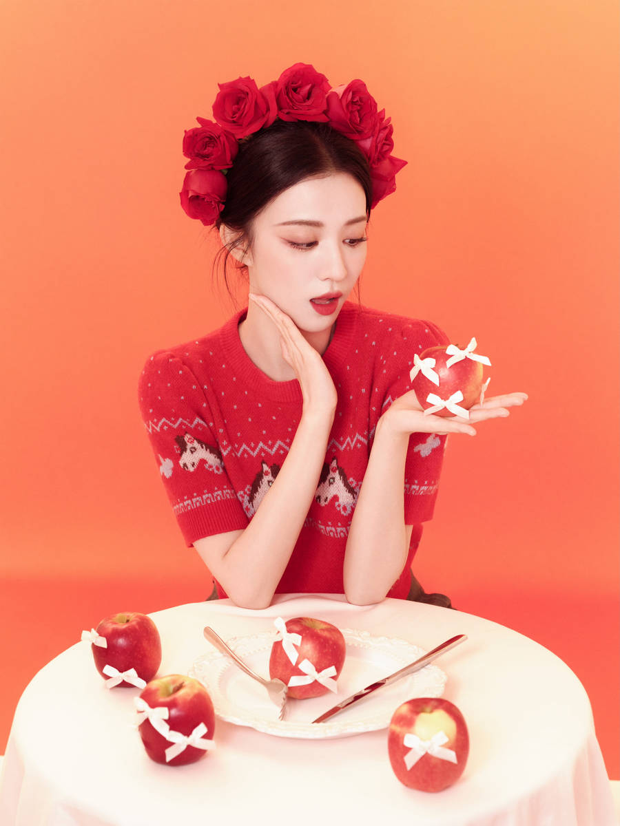 王楚然头戴玫瑰花俏丽可人 手拿烟花棒少女感满满