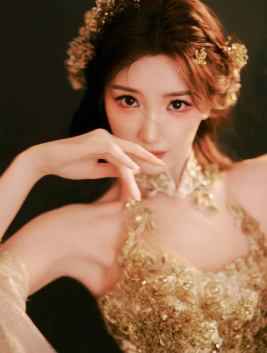 毛晓彤穿刺绣纱裙灵动贵气 眼尾红妆更添妩媚风情