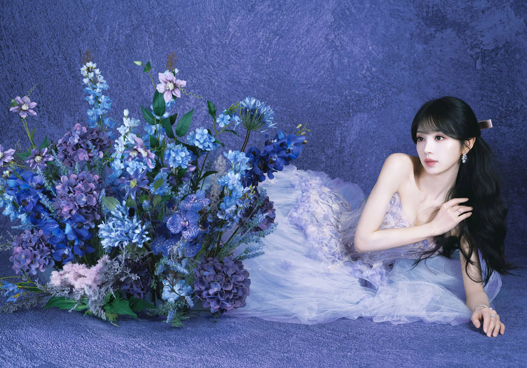 田曦薇穿抹胸蓝纱裙与鲜花合影 半扎发灵动飘逸