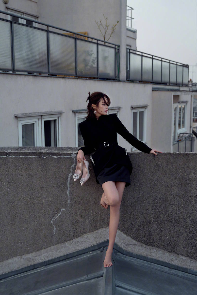 辛芷蕾穿黑西装漫步巴黎街头 美腿纤细曲线曼妙