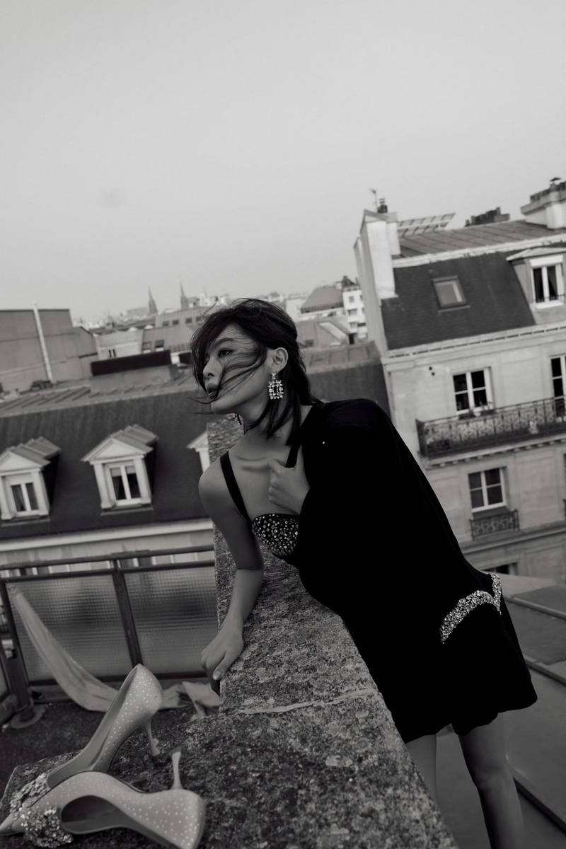 辛芷蕾穿黑西装漫步巴黎街头 美腿纤细曲线曼妙