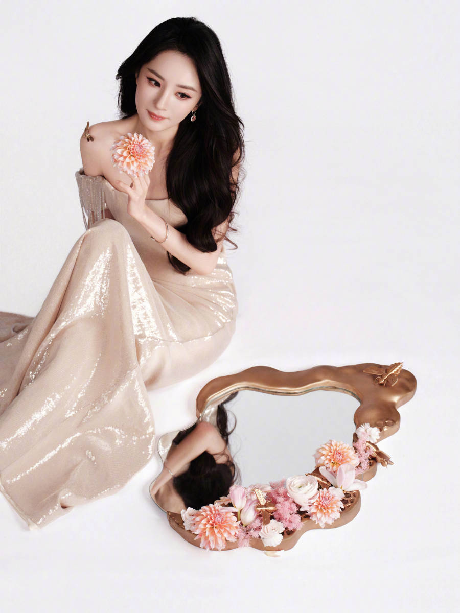 杨幂穿裸色长裙温柔大方 露香肩笑容浅浅仪态万千