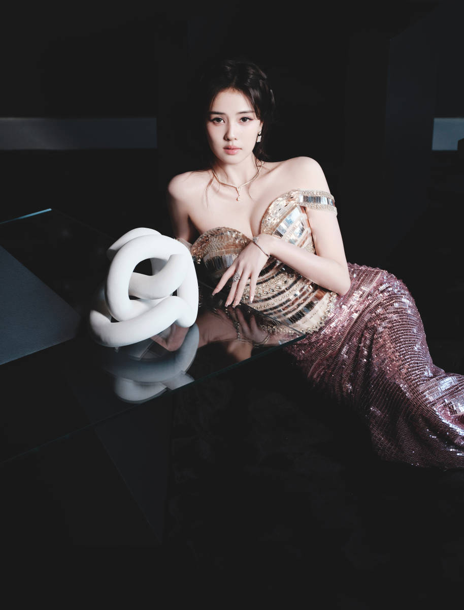 白鹿穿抹胸裙身材凹凸有致 回眸一笑尽显神秘魅惑