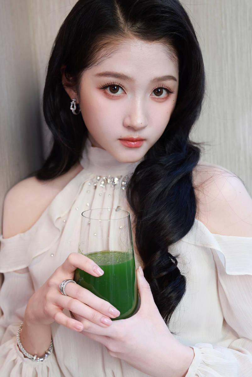 关晓彤穿轻纱连衣裙秀好身材！妆容精致气质优雅