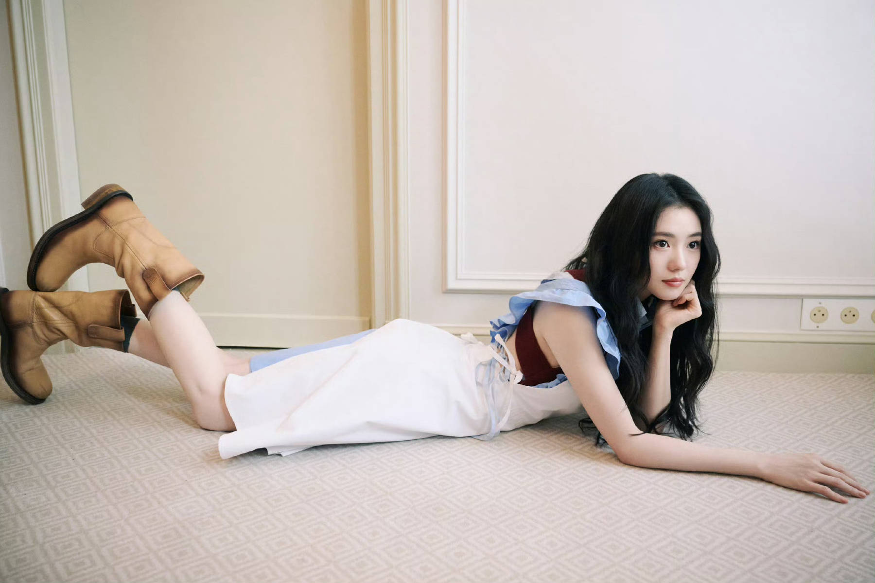 刘浩存穿浅蓝无袖衬衫眉眼清澈 单手托腮清新灵动