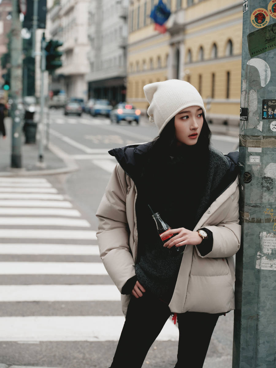 关晓彤晒春日街头随拍照 戴帽子悠闲漫步状态惬意