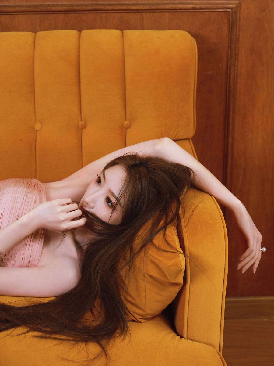 毛晓彤身着红色渐变鱼尾裙 身姿曼妙曲线迷人