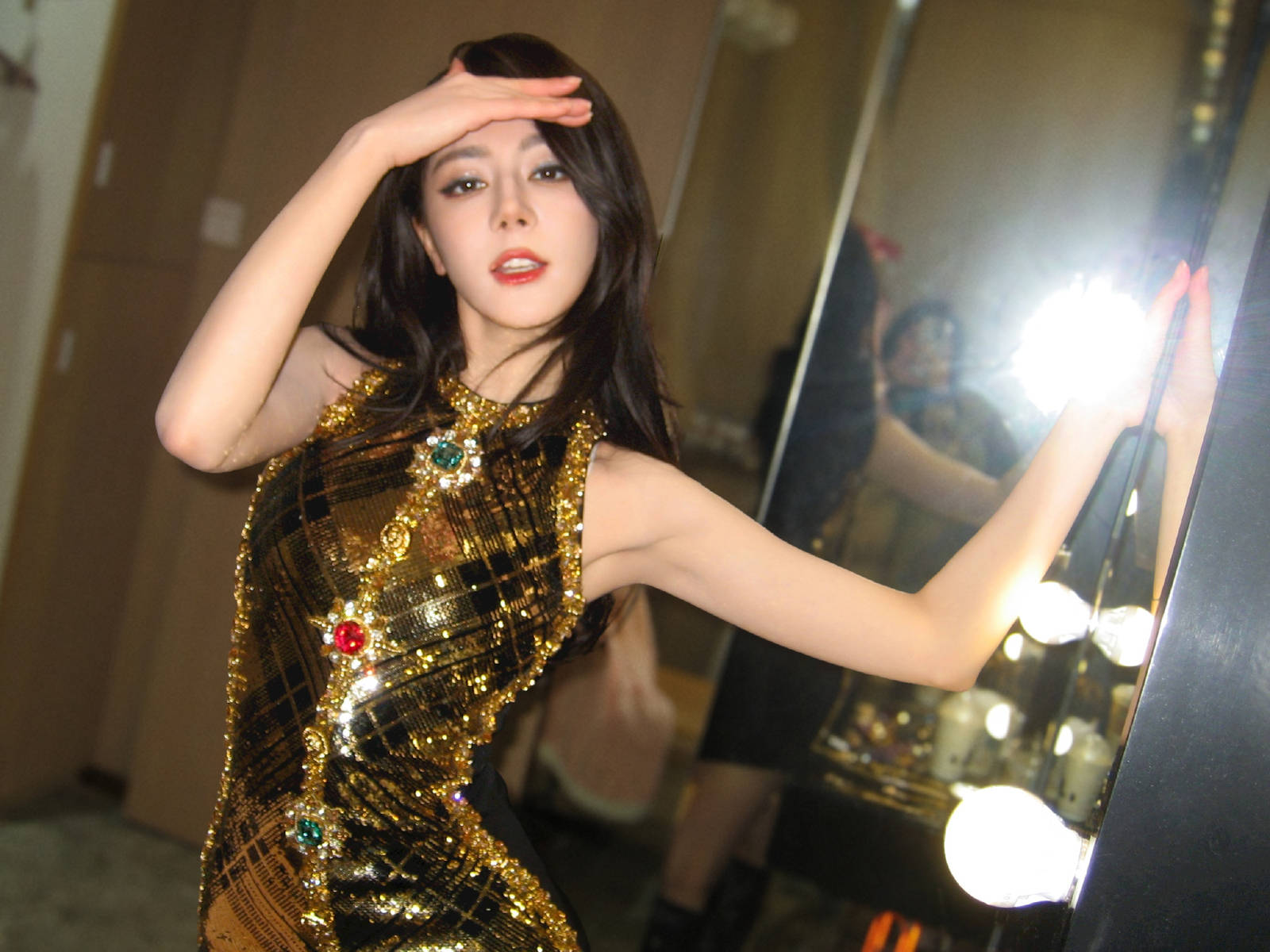 迪丽热巴化身黄金美杜莎女王！性感水蛇腰火辣吸睛