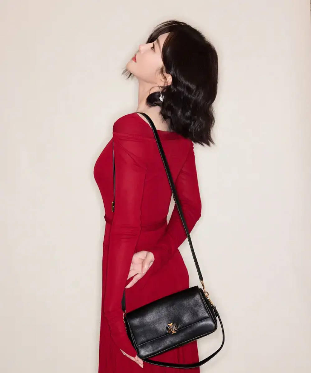 秦岚酒红露肩长裙性感魅惑 眉眼含情尽显冷艳大气