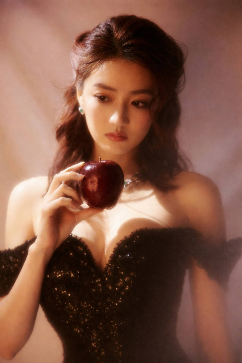 徐璐穿黑色亮片抹胸裙秀好身材！宛若性感油画女郎