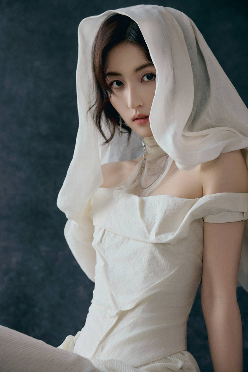 张子枫穿一字肩长裙神秘矜贵 垂眸沉思似女神降临