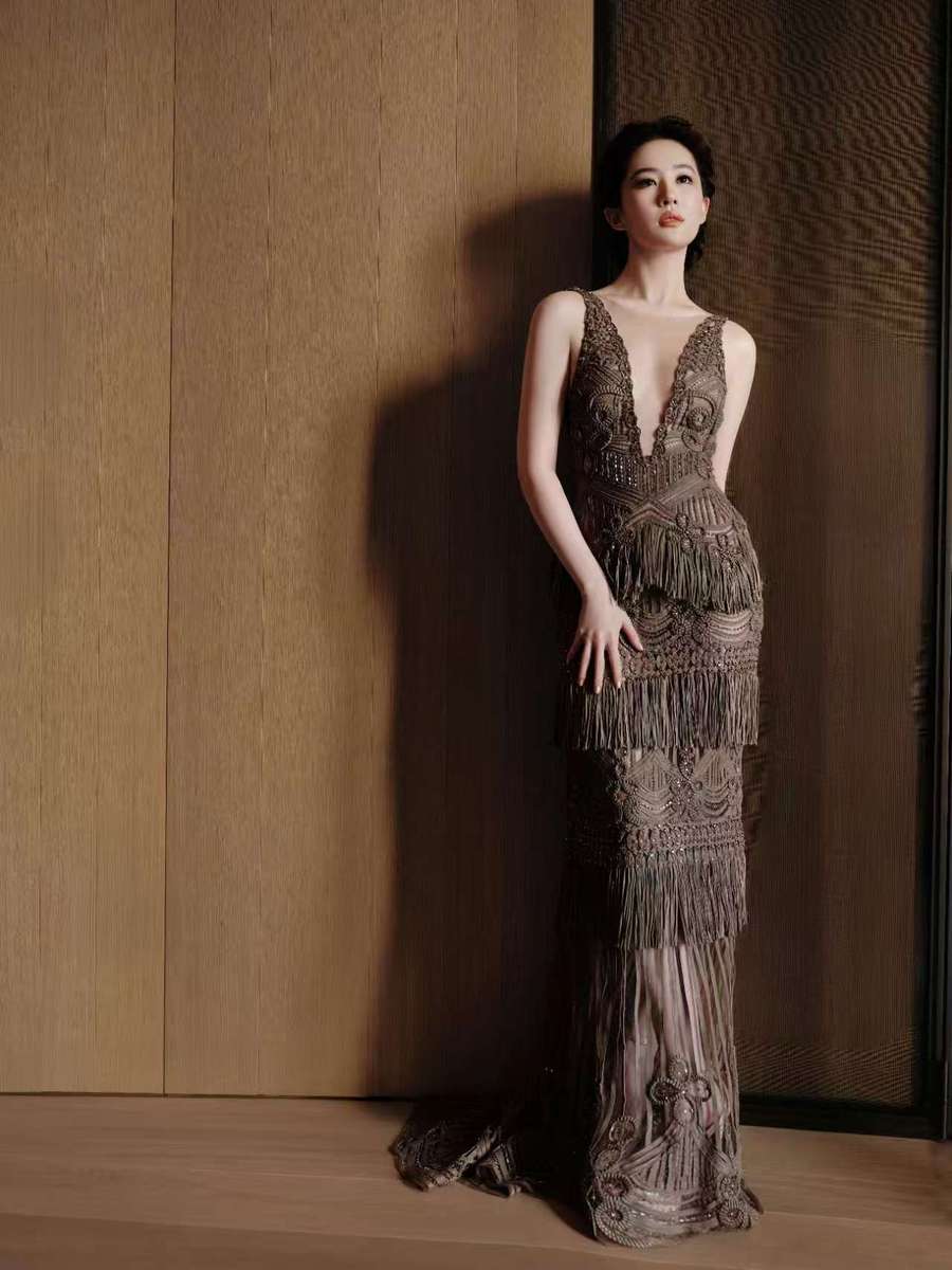 刘亦菲穿深V露背裙装 盘发配钻饰尽显优雅矜贵气质