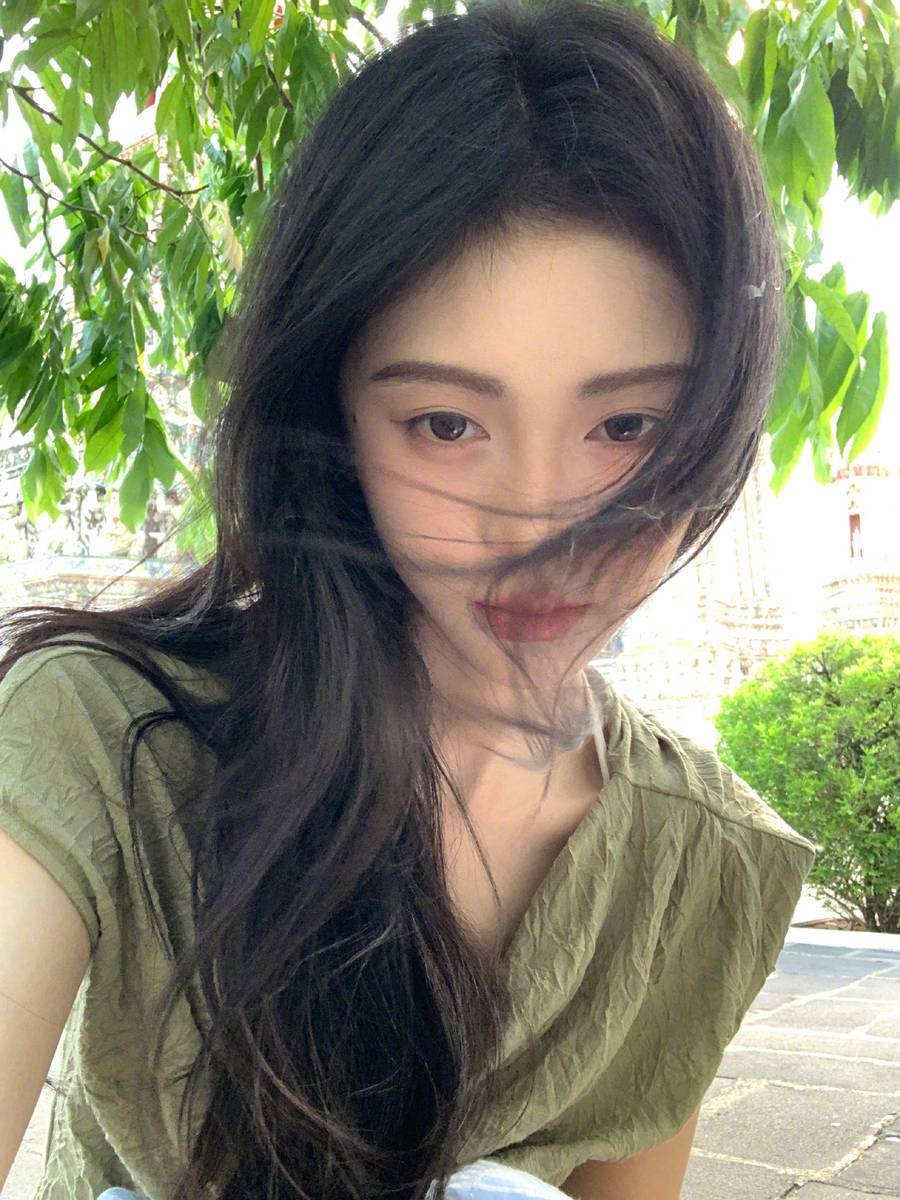 鞠婧祎晒生活随拍照！逛海洋馆与鲨鱼合影心情好