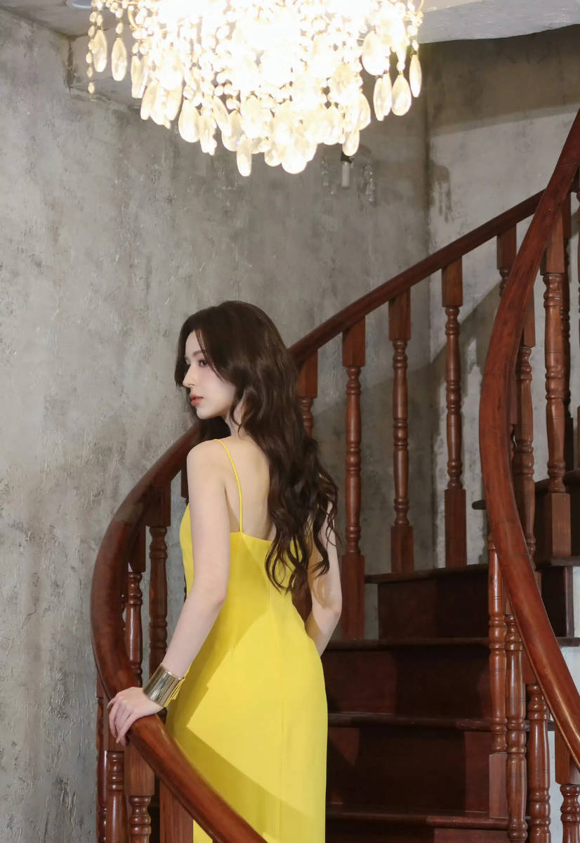 哈妮克孜穿吊带裙性感妩媚 大波浪发型明艳靓丽