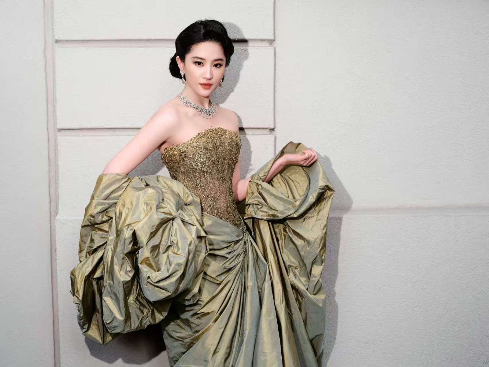 刘亦菲穿抹胸鎏金裙温婉大气 钻饰加身显优雅矜贵