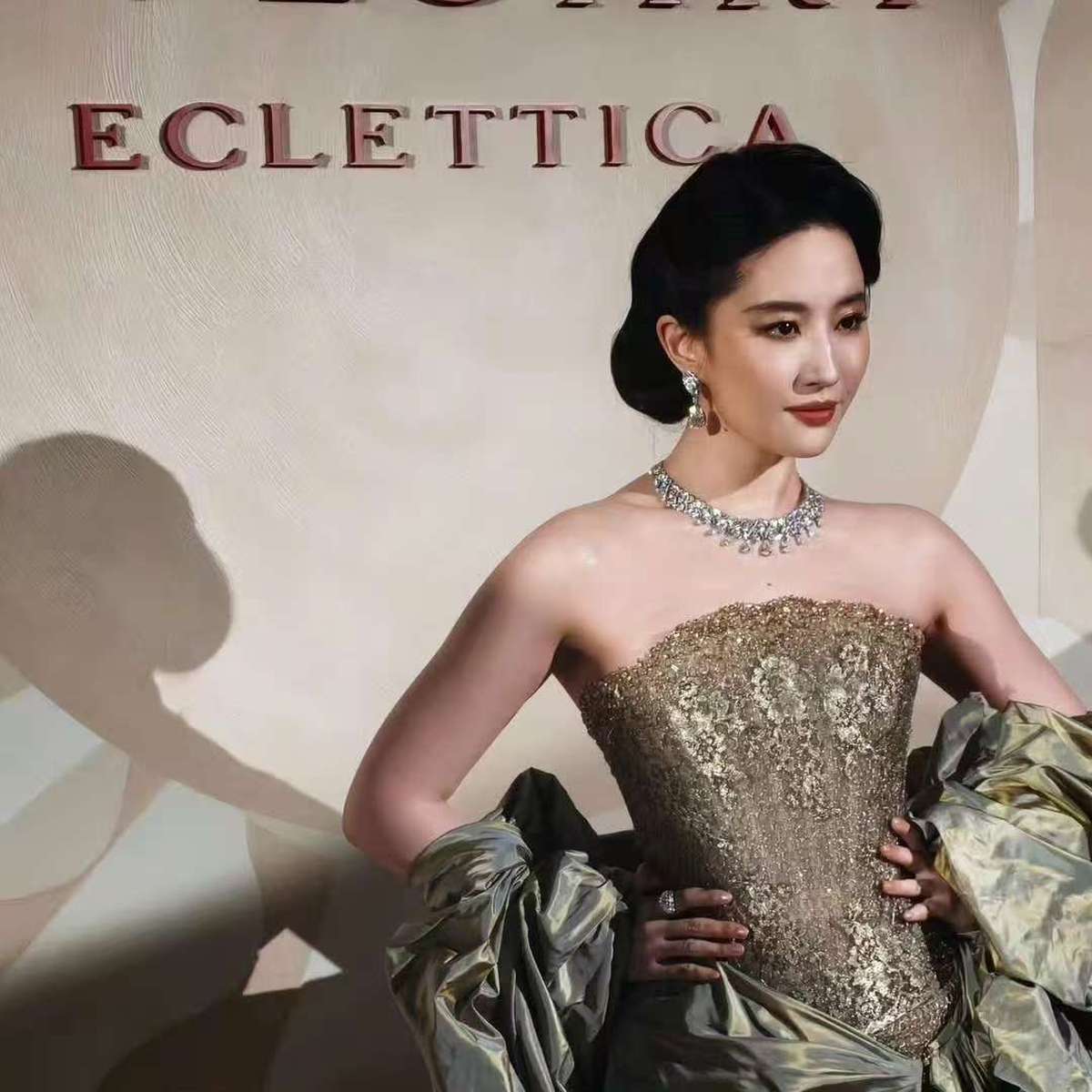 刘亦菲穿抹胸鎏金裙温婉大气 钻饰加身显优雅矜贵