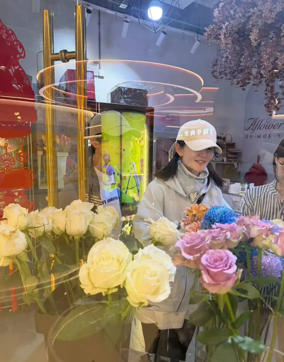 谢娜休闲穿搭夜骑赴花店 为张杰送花尽显夫妻甜蜜