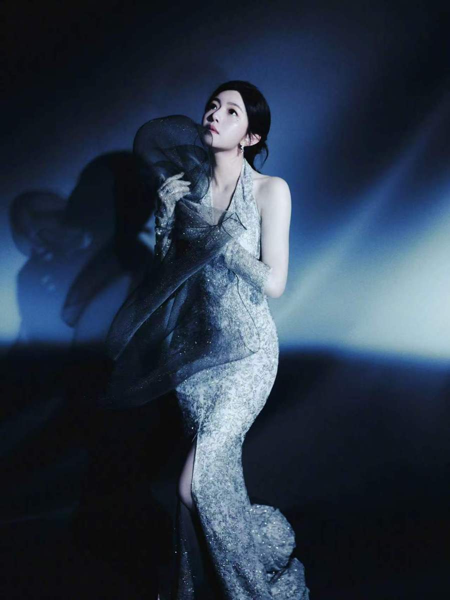 陈妍希穿挂脖裙冷艳优雅 高开叉设计勾勒曼妙身姿
