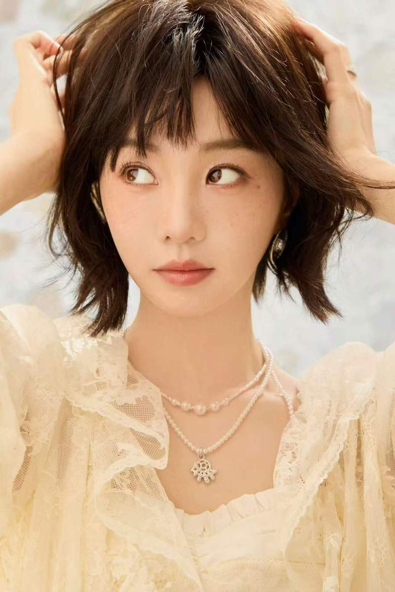 胡意旋穿蕾丝裙装娇俏元气 短发清甜鬼马灵动