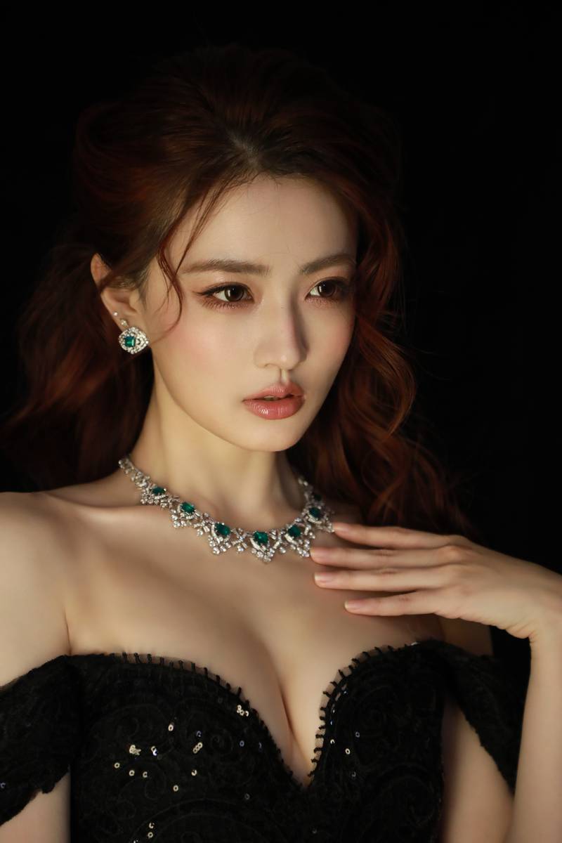 徐璐穿黑色深V裙身材曲线曼妙 卷发造型慵懒性感