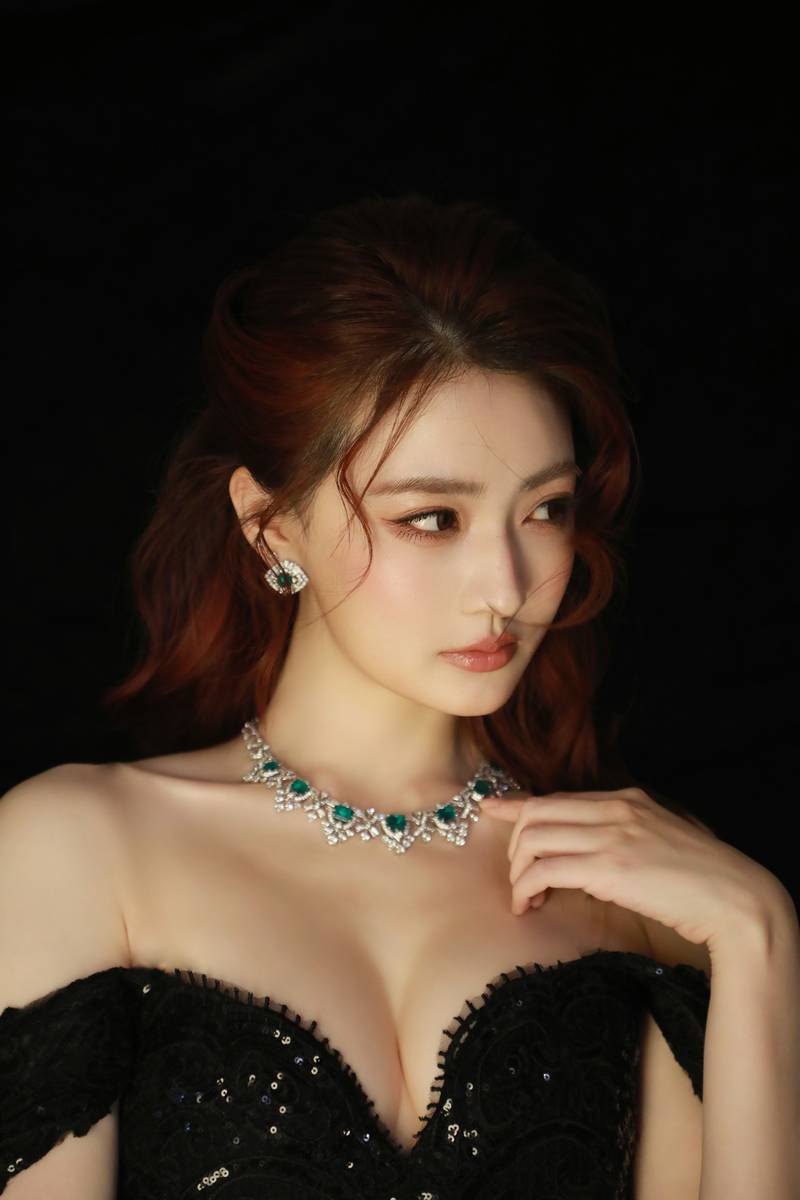 徐璐穿黑色深V裙身材曲线曼妙 卷发造型慵懒性感