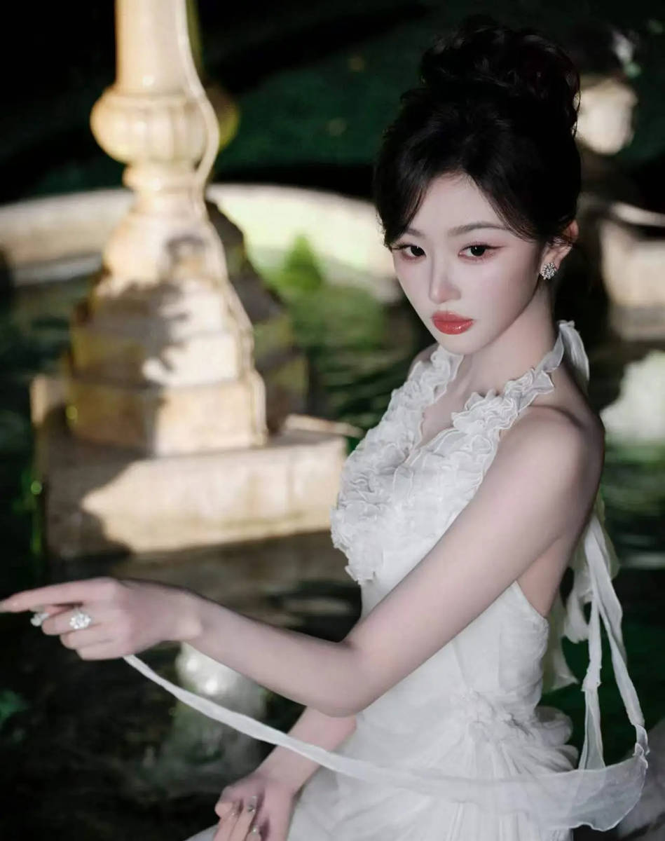 孔雪儿盘发气质清甜 白裙飘逸衬肤白貌美仙气足