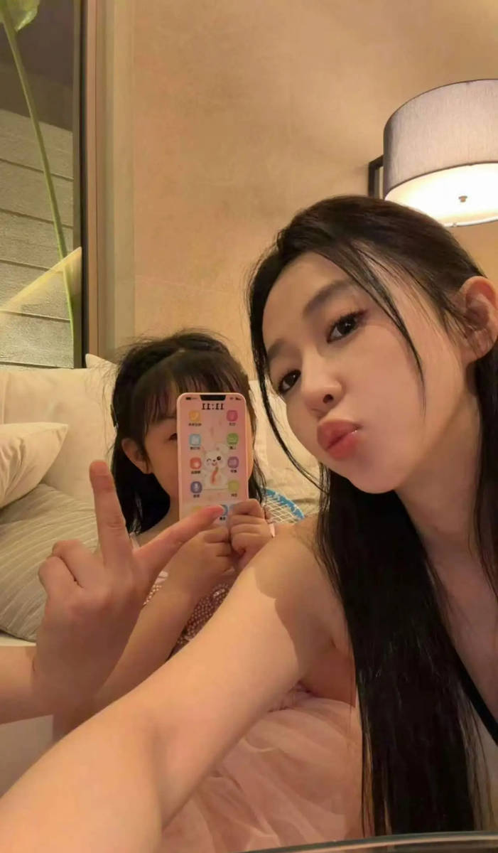 潘玮柏老婆晒和女儿合照 5岁千金模样灵动乖巧可爱