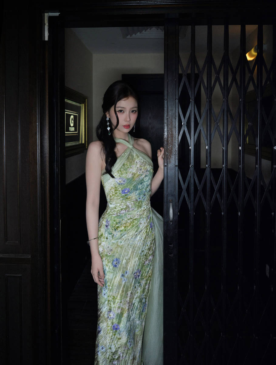 虞书欣一袭绿裙清新淡雅 新中式发型清冷感十足