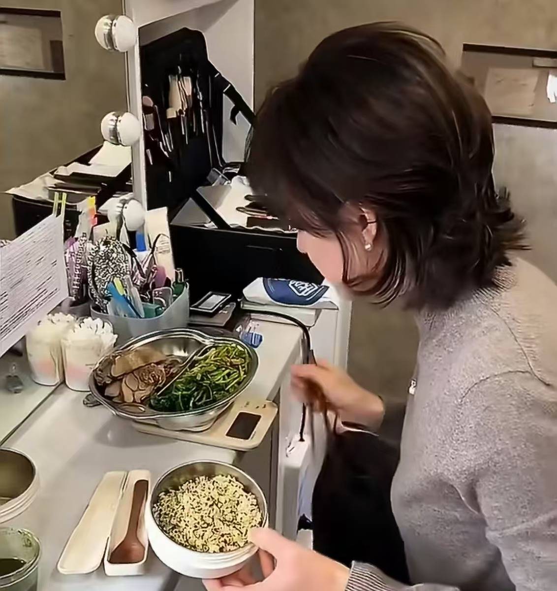 孙俪片场吃减脂餐超自律 餐食克数控制分毫不差