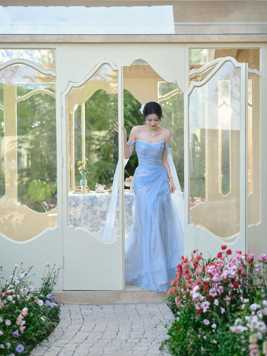 王楚然穿冰蓝纱裙宛若花中精灵 回眸灵动梦幻迷人