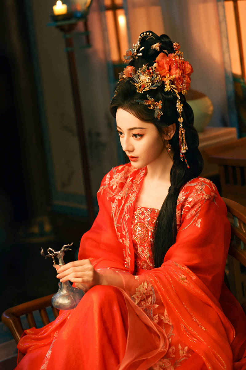 热巴戴精巧发饰容颜明艳 一颦一笑皆是风华