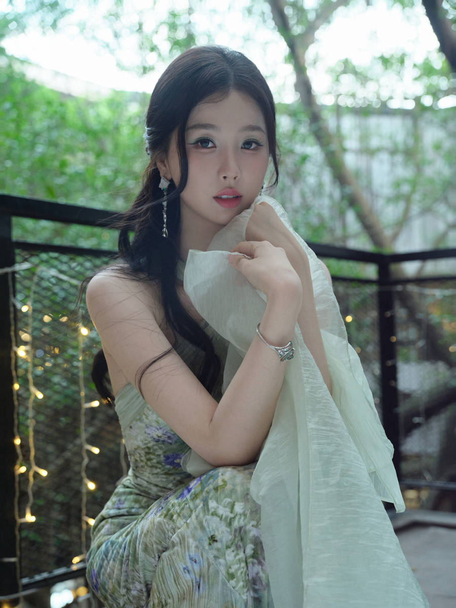 虞书欣一袭绿裙清新淡雅 新中式发型清冷感十足