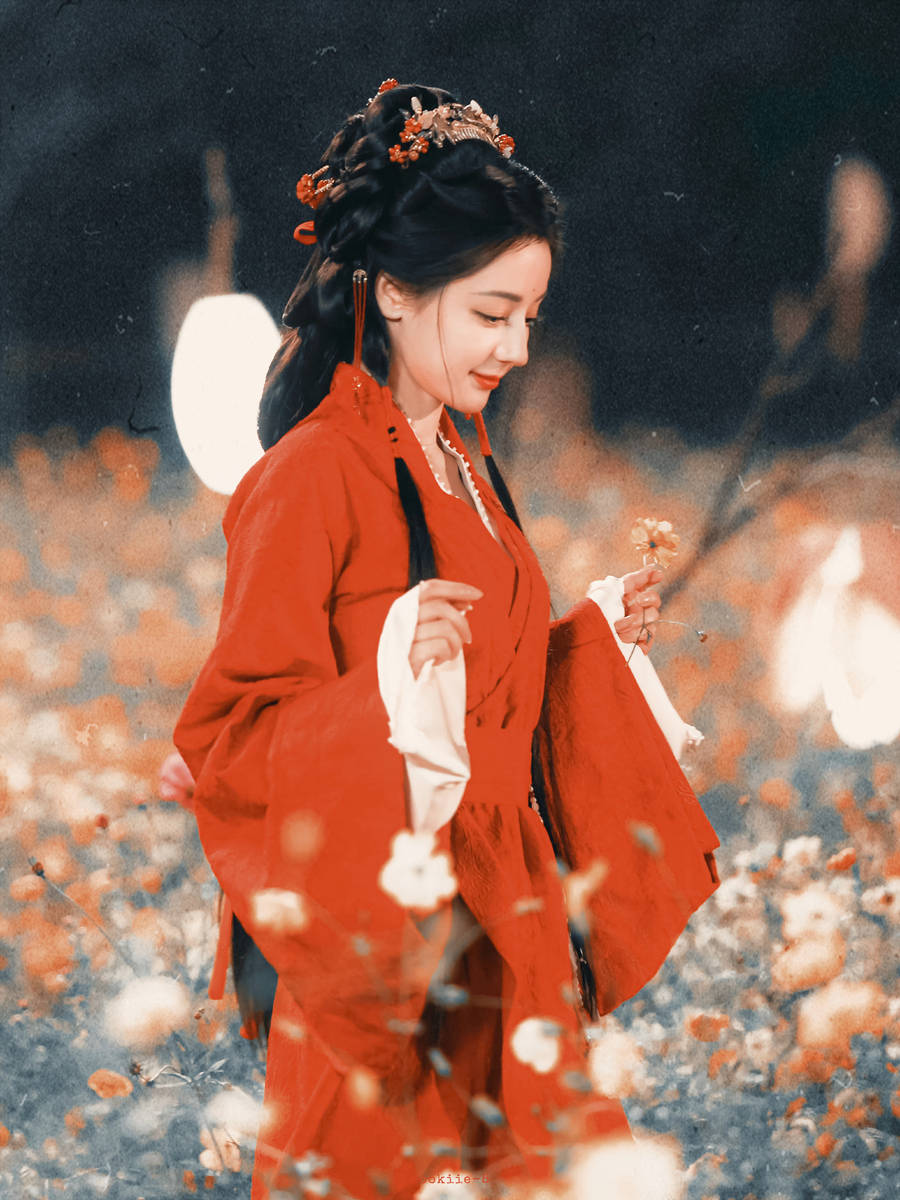 热巴戴精巧发饰容颜明艳 一颦一笑皆是风华