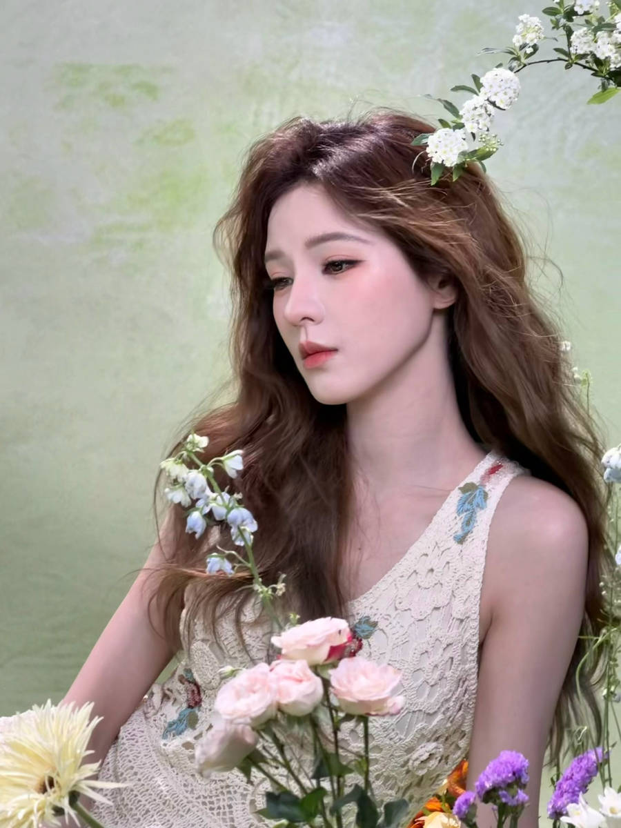 张予曦化身春日花仙子！置身繁花丛中唯美浪漫