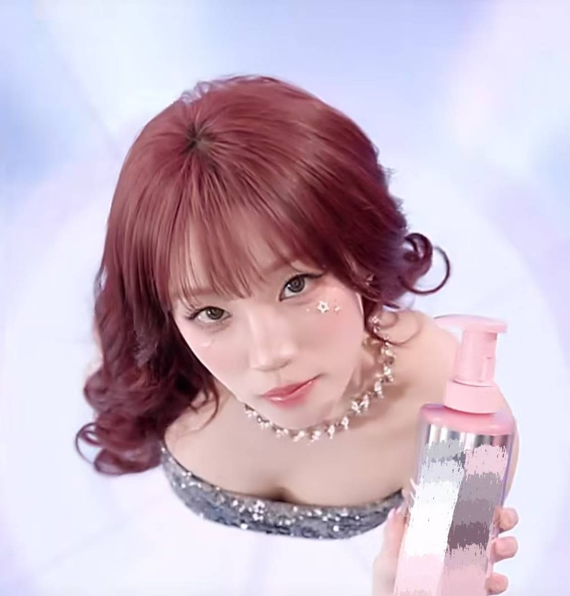 宋雨琦红棕卷发甜辣元气 亮片抹胸配吉他气场全开