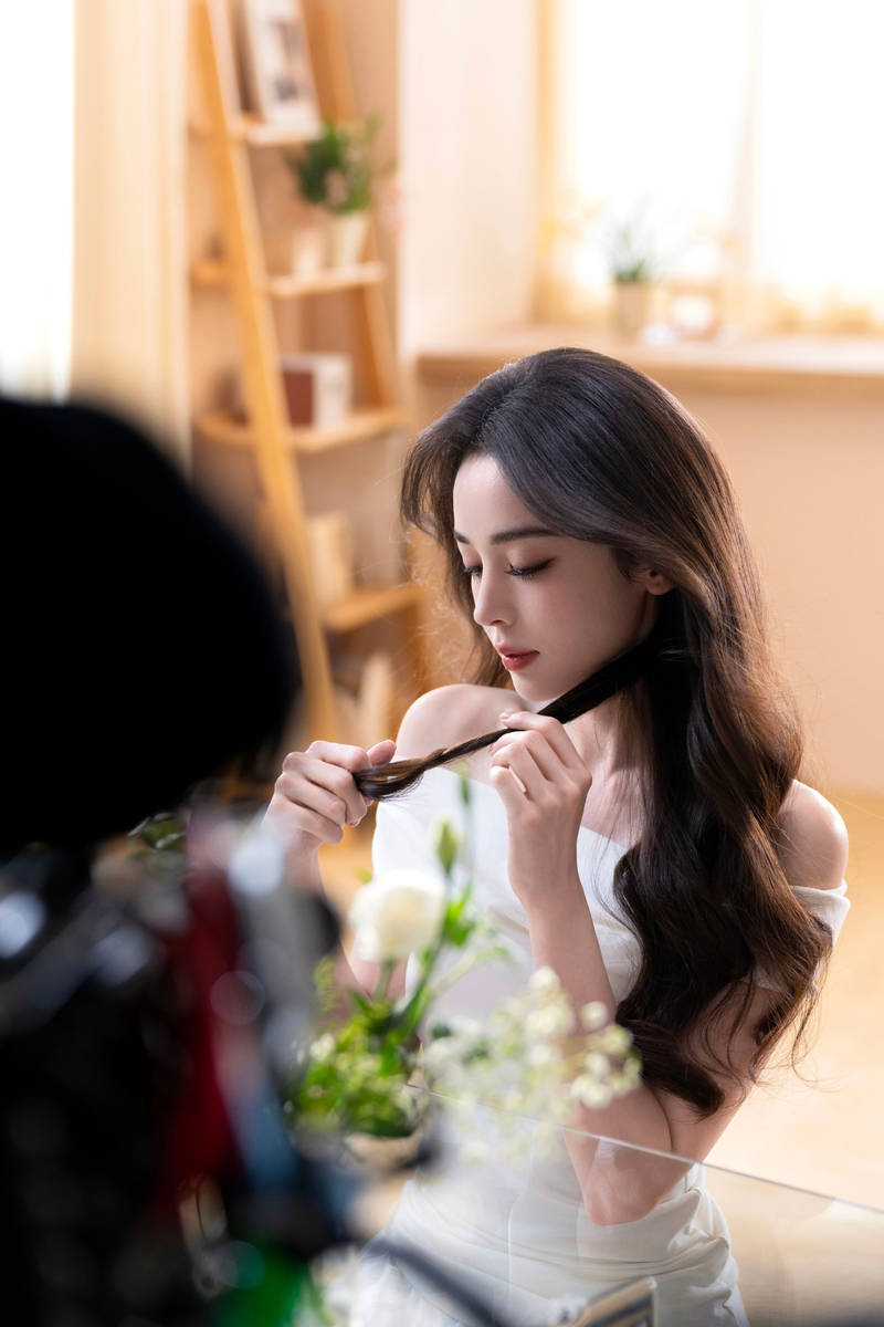 娜扎穿露肩白裙好意思神驾临 大波澜鬈发和缓明艳