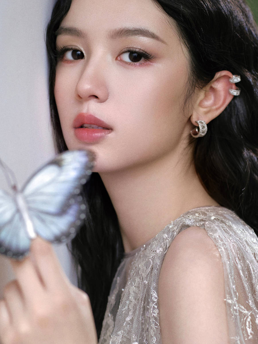 周也穿透视裙秀曼妙身姿 与鲜花绿植合影清新怡人