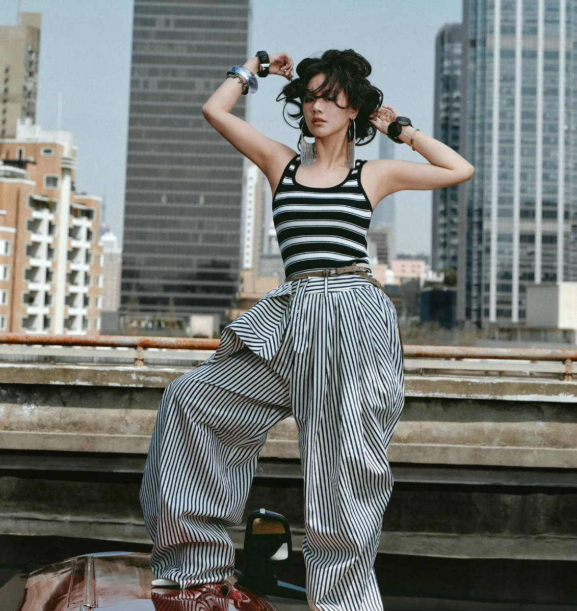 马思纯穿搭松弛神态冷艳 卷发造型演绎酷飒都市风