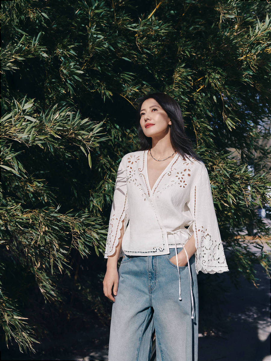 高圆圆拍春日氛围感美照！手举鲜花笑容明媚