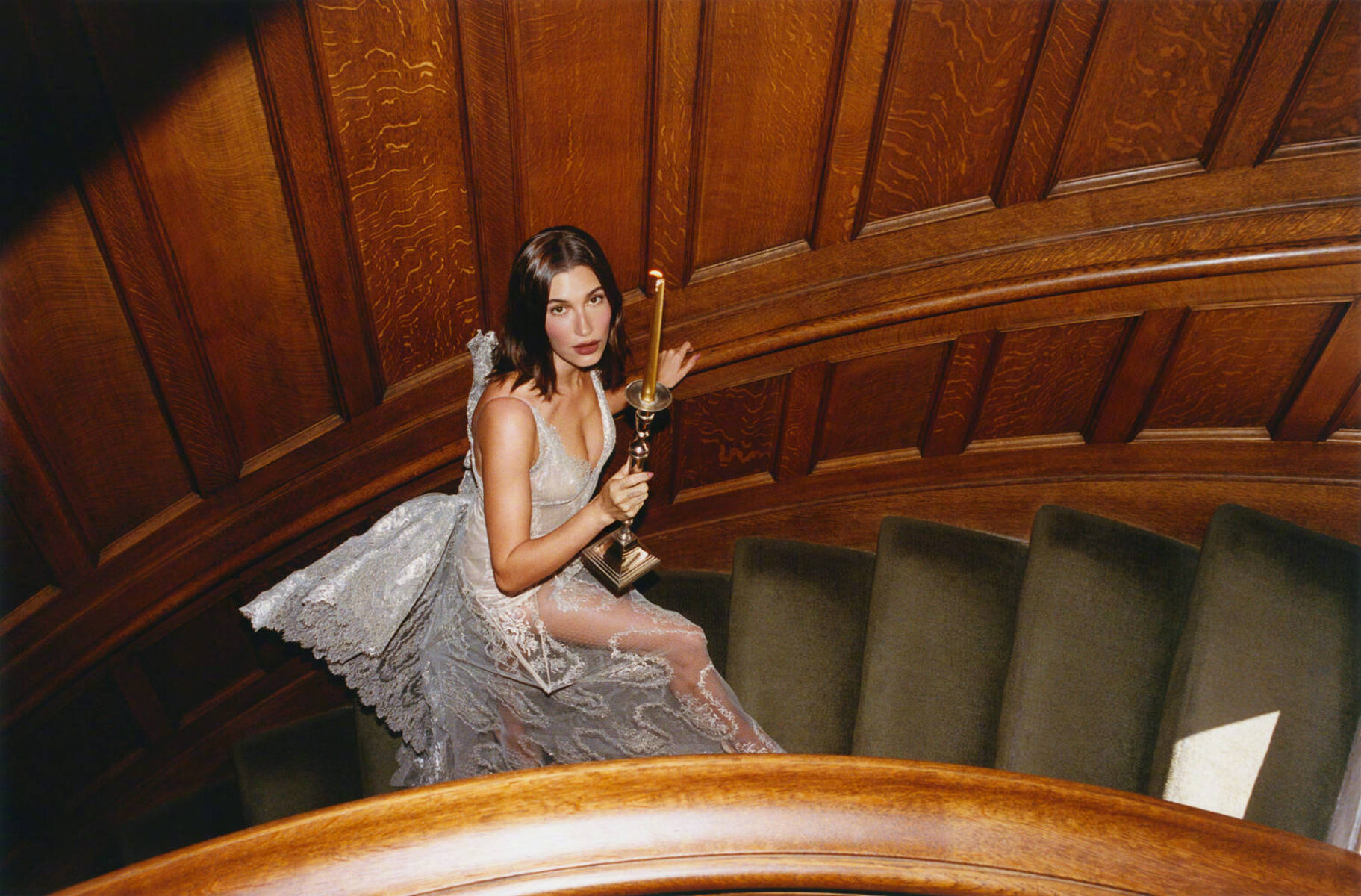 海莉比伯多造型演绎百变风格 明媚性感气场全开