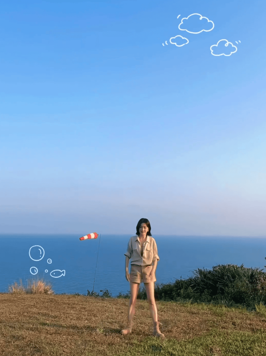 秦岚晒海边美照活力满满！穿超短裤秀美腿身材性感