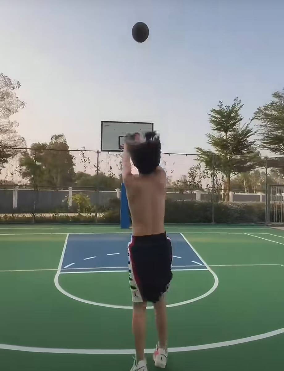 陈小春儿子Jasper现身球场 运球投篮尽显少年朝气