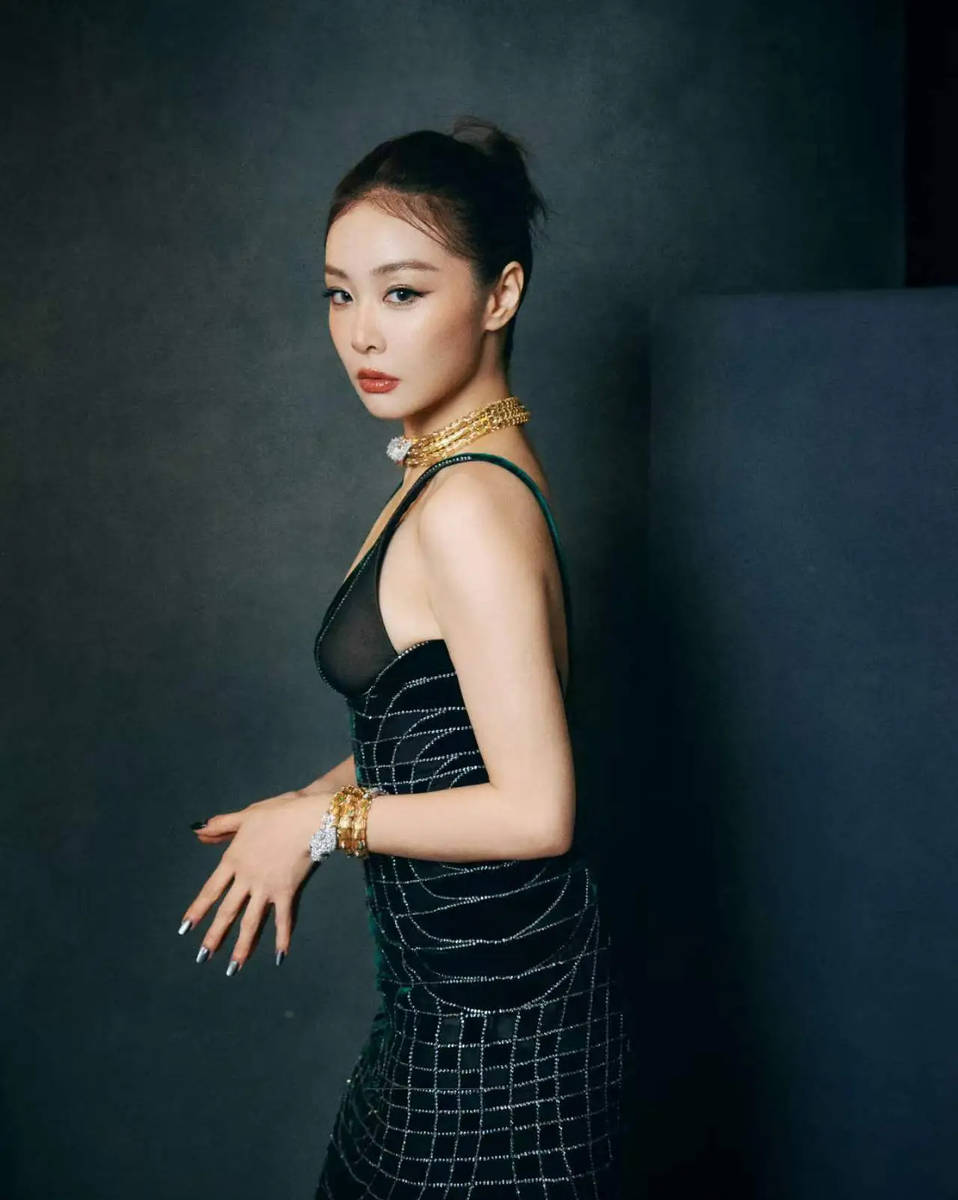 高叶穿墨绿深V裙大气性感 蛇形金饰加持贵气迷人